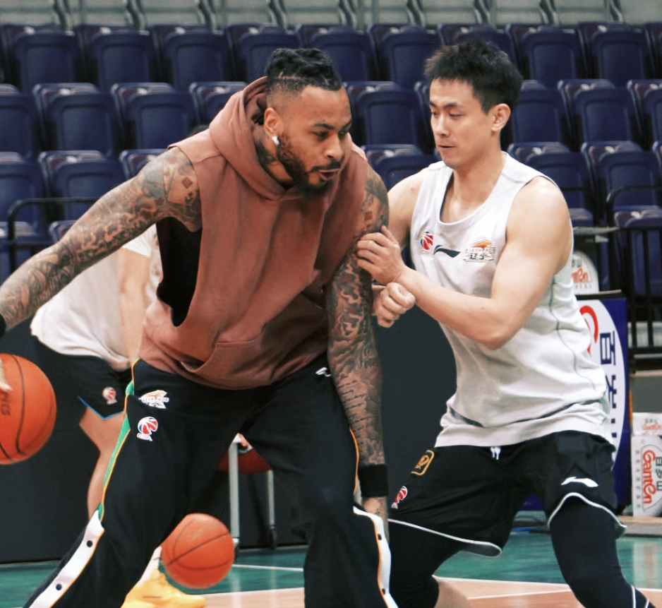 开云体育官网-备战青岛！赵继伟开启合练但缺席今晚比赛，杨鸣展望对手给足认可