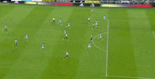 维萨禁区头球攻门，特拉福德飞身扑救后击中横梁