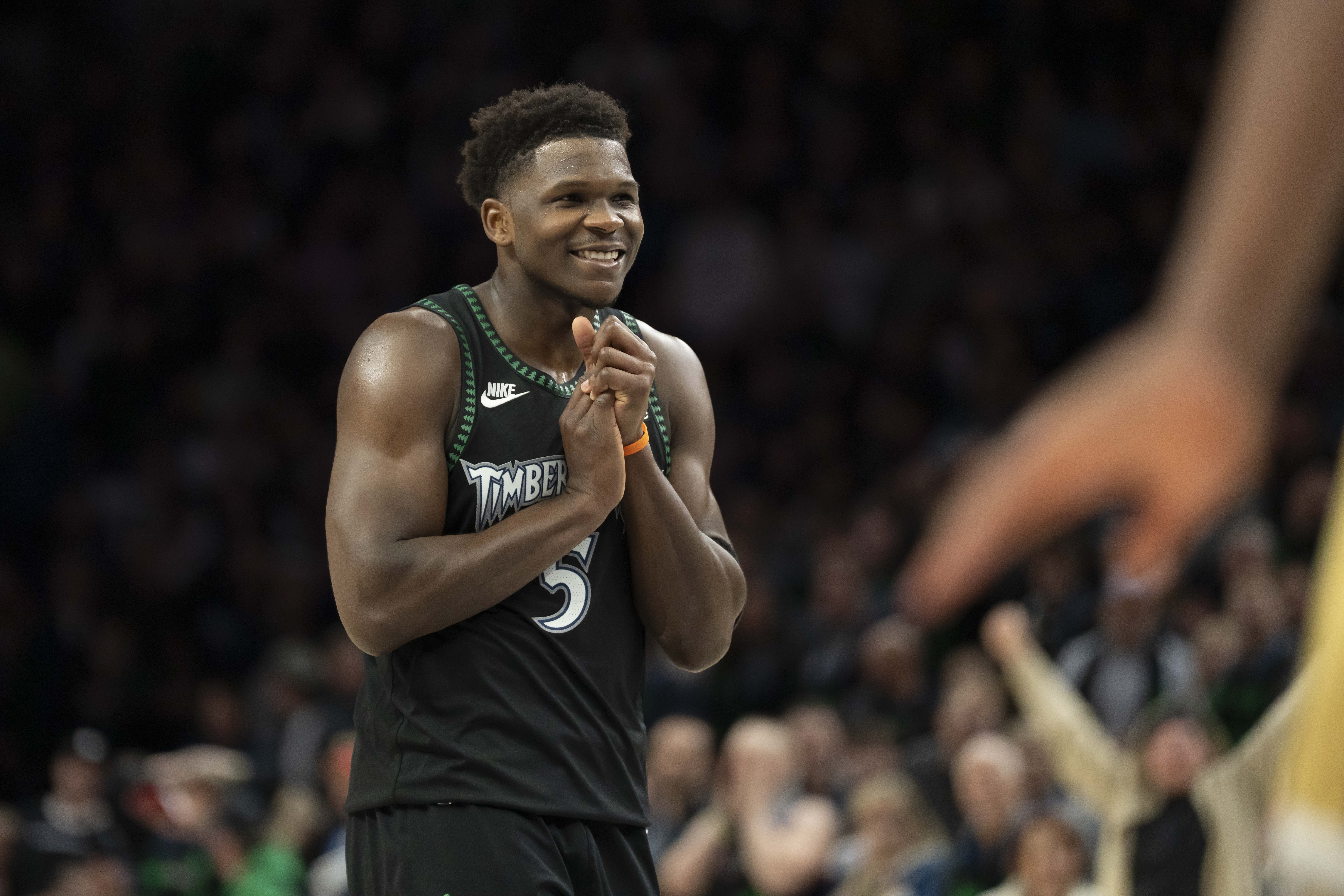 开云体育官网-爱德华兹：我正处于生涯最快乐的时光 感觉到我们越来越团结